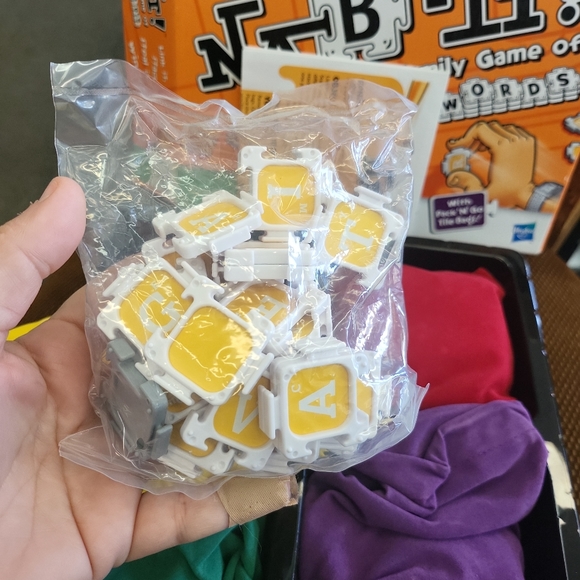 NEW 2009 Hasbro NAB-IT! The Family Game Of Stolen Words - Picture 8 of 8